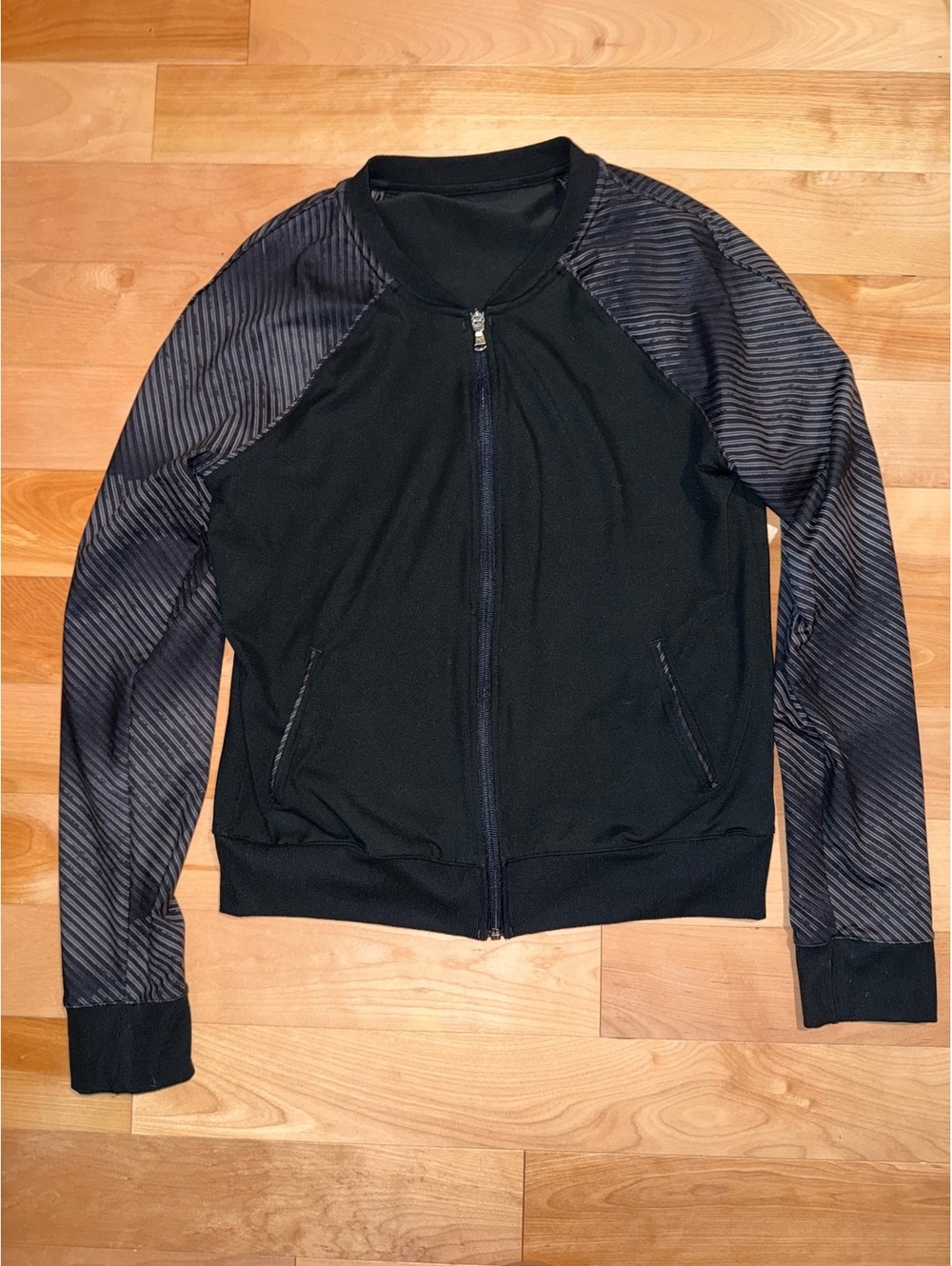 Under Armour Women’s  Black Athletic Zip Jacket, Lightweight EUC